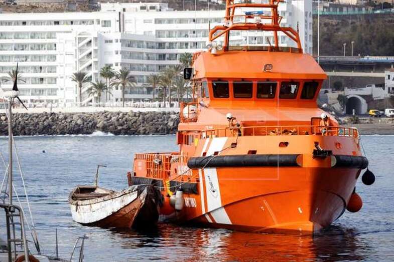 Imagen de archivo de una embarcación de Salvamento Marítimo con un cayuco en el puerto de Arguineguín (Foto EFE)